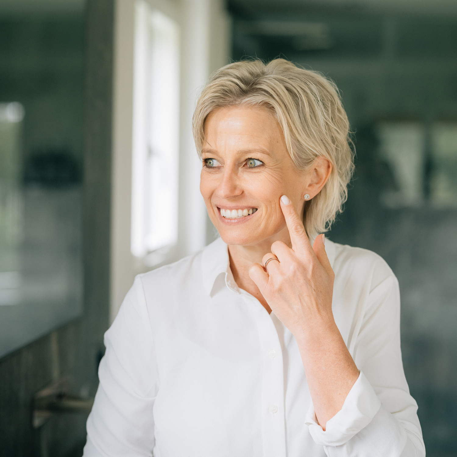 Gesichtspflege ab 50: Natürliche Schönheit bewahren und reife Haut zum Strahlen bringen